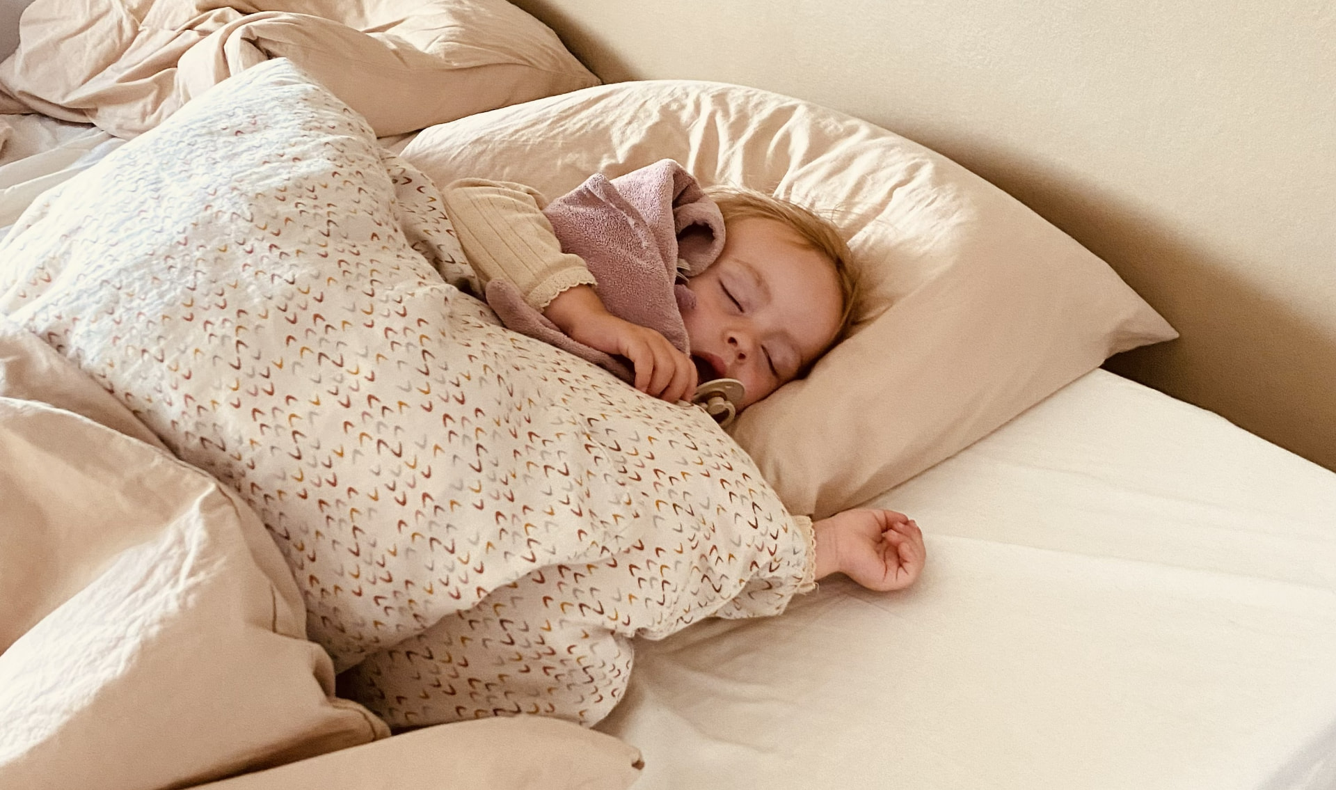 Lille gæst sover trygt i sengen